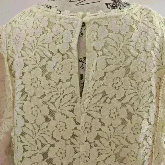 AMAZON | Women's Ivory Lace Floral Short Sleeved V-Neck Blouse - Picture 4 of 5